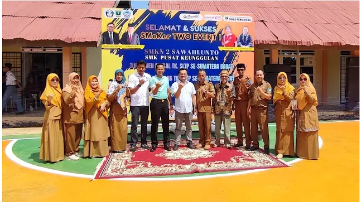 Para tamu undangan dan panitia berfoto bersama di lapangan futsal SMKN 2 Sawahlunto saat pembukaan Smeker Two Event I.